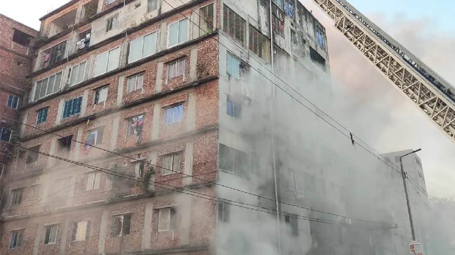 রাজধানীতে ১২ তলা ভবনে ভয়াবহ আগুন, নিয়ন্ত্রণে ১২টি ইউনিট