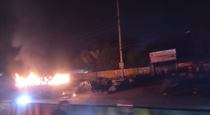 এবার পার্কিং করে রাখা বাসে আগুন