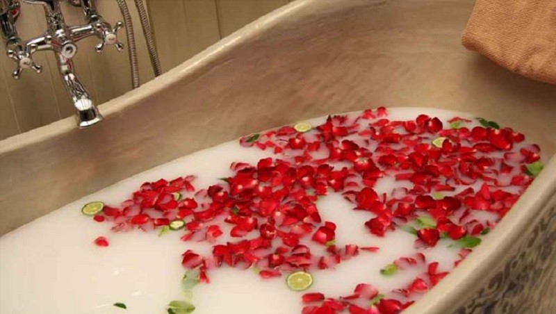 দুধ দিয়ে গোসল করে ‘পবিত্রতা’, কী বলে ইসলাম?