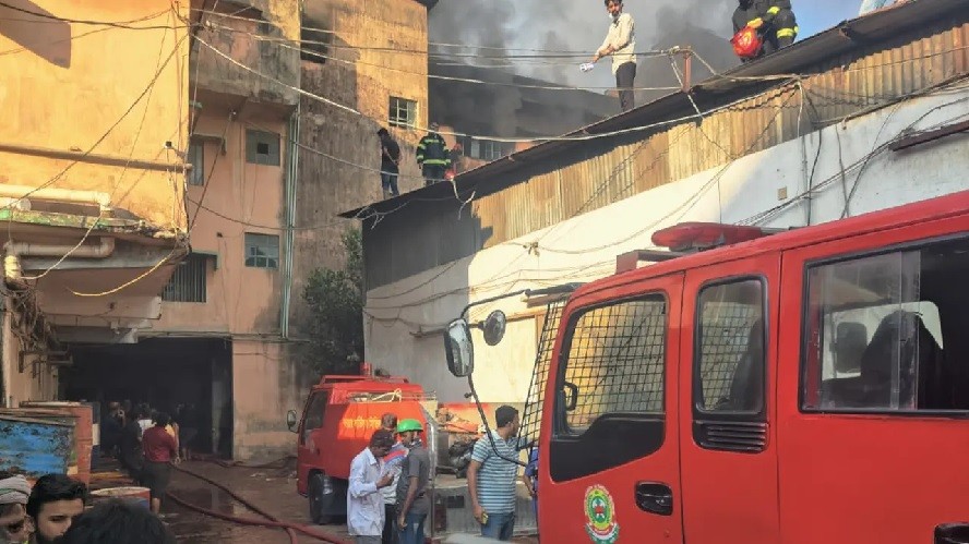চট্টগ্রামের চকবাজারে বহুতল ভবনে অগ্নিকাণ্ড