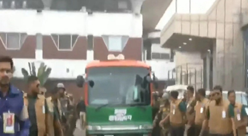 বাসে বিমানবন্দর থেকে সংবর্ধনাস্থলে যাচ্ছেন তারেক রহমান