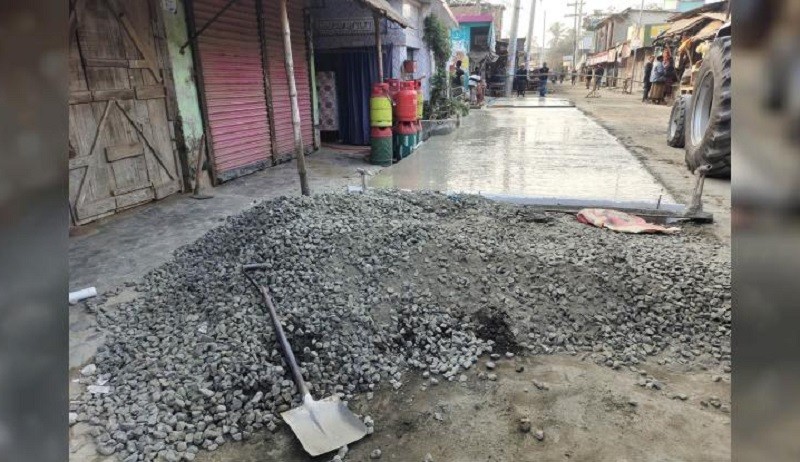নিম্নমানের সামগ্রী ব্যবহার করে সড়কে সিসি ঢালাই, জনমনে ক্ষোভ