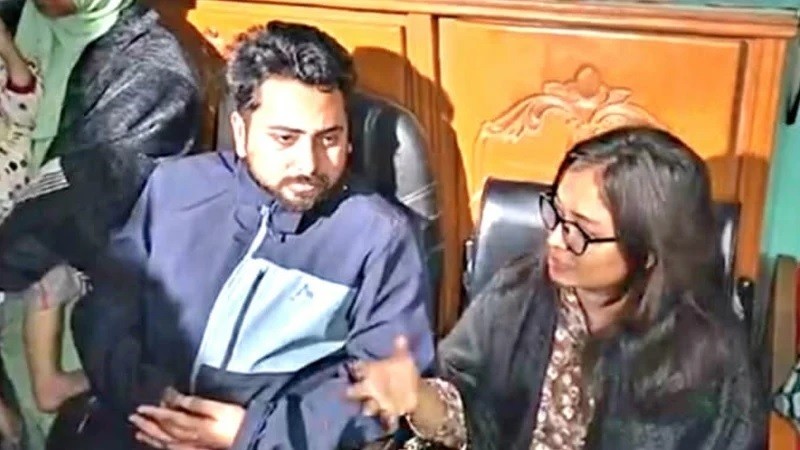 কারামুক্ত সুরভীর বাসায় নাহিদ ইসলাম