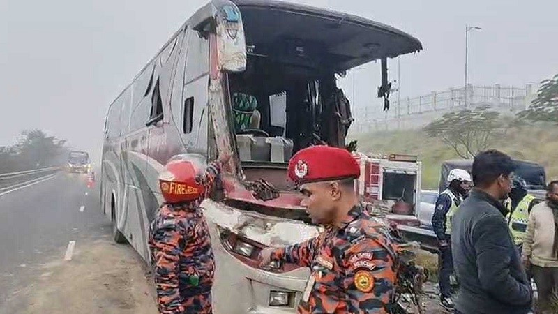 সাত সকালে ভয়াবহ দুর্ঘটনায় নিহত ১, আহত ১৫