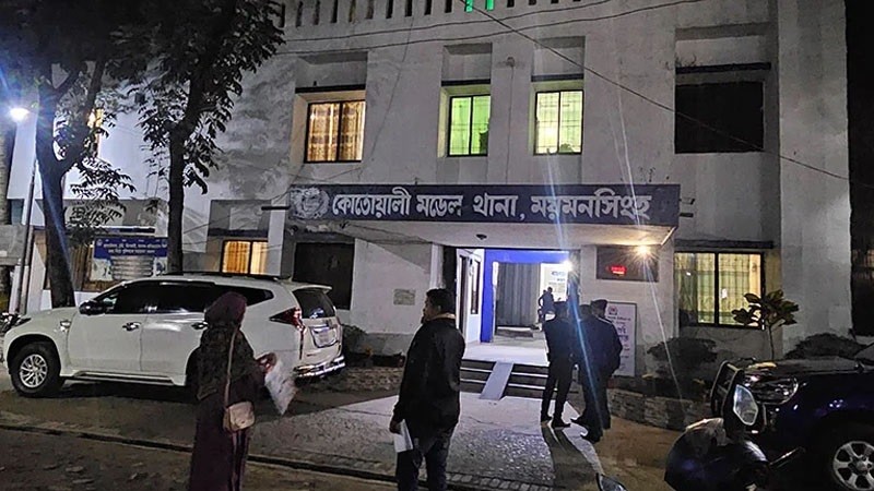 ৫ পুলিশ সদস্যকে এলোপাতাড়ি কুপিয়ে আসামি ছিনতাই