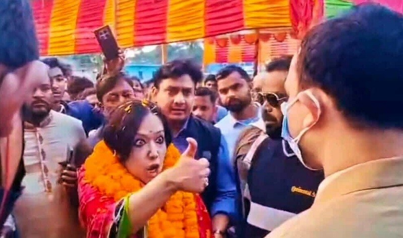 আমি না বললে এলাকা থেকে বের হতে পারবেন না ম্যাজিস্ট্রেটকে রুমিন ফারহানা