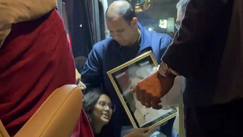 তারেক রহমানের গাড়ি থামিয়ে তরুণী বললেন ‘সংসদে দেখা হবে’