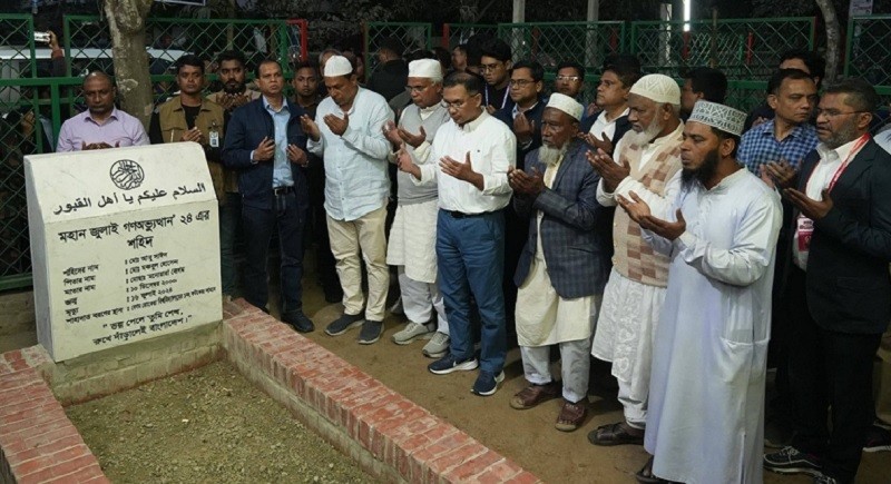 শহীদ আবু সাঈদের কবর জিয়ারত করলেন তারেক রহমান