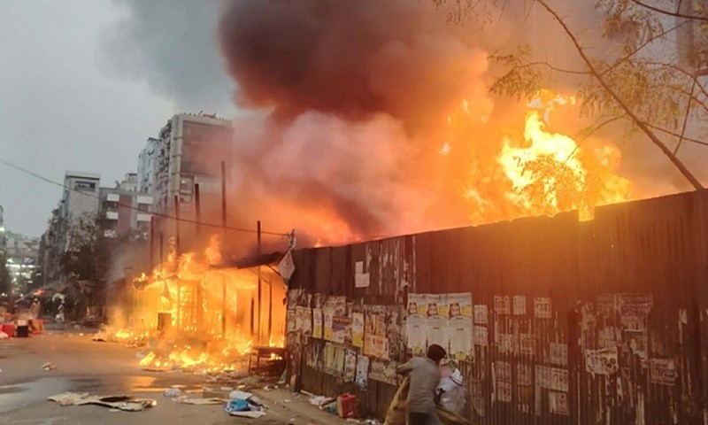 রাজধানীতে কাঁচাবাজারে ভয়াবহ আগুন, নিয়ন্ত্রণে কাজ করছে ফায়ার সার্ভিস