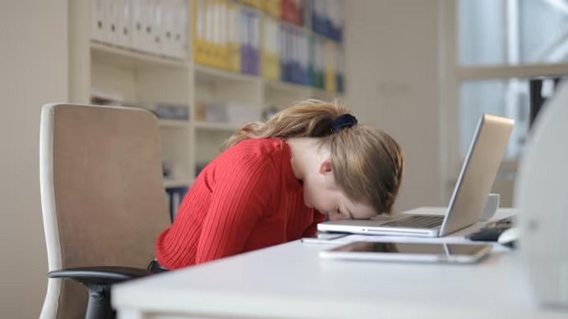 অফিসে ঘুম তাড়ানোর সহজ উপায়