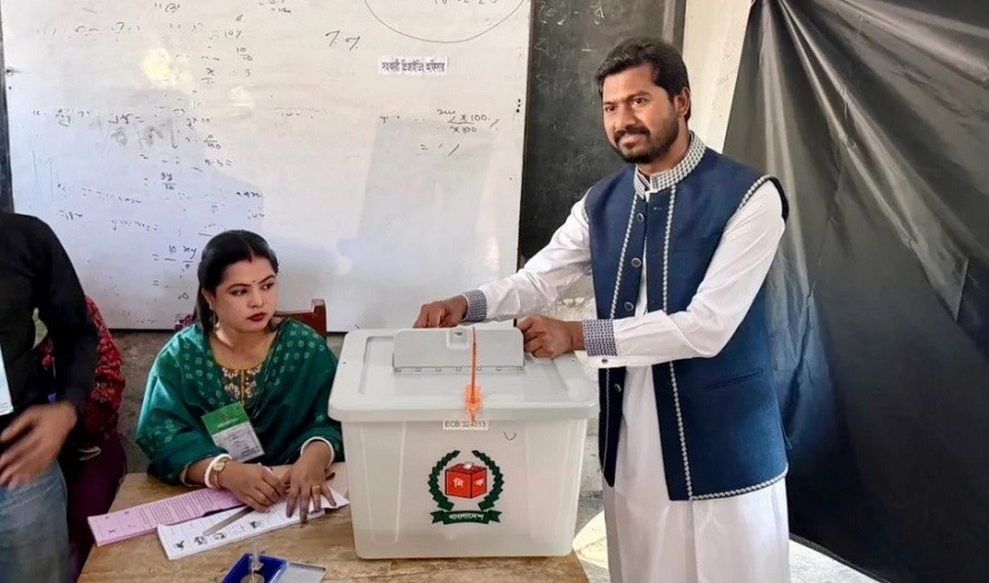 ৩৩ বছরে প্রথমবারের মতো নিজেকেই ভোট দিলেন নুর