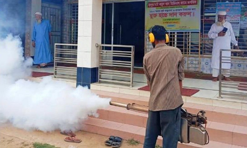 হালুয়াঘাটে পৌর প্রশাসকের নির্দেশে মশক নিধন কার্যক্রম 