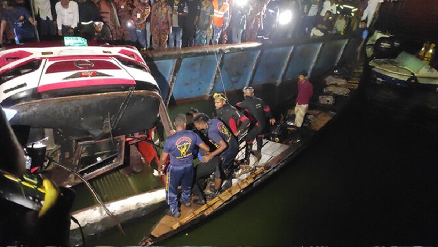 পদ্মায় তলিয়ে যাওয়া বাসটি উদ্ধার, নিহত বেড়ে ২৩