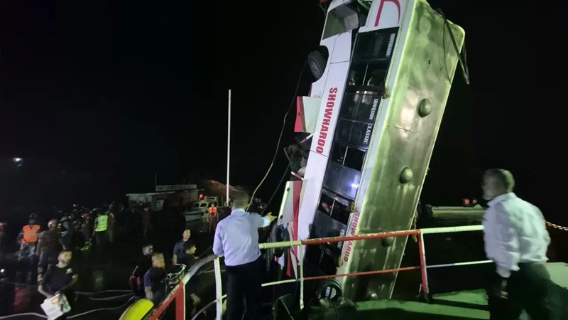 দৌলতদিয়ায় নিয়ন্ত্রণ হারিয়ে বাস নদীতে, ১৪ জনের মরদেহ উদ্ধার