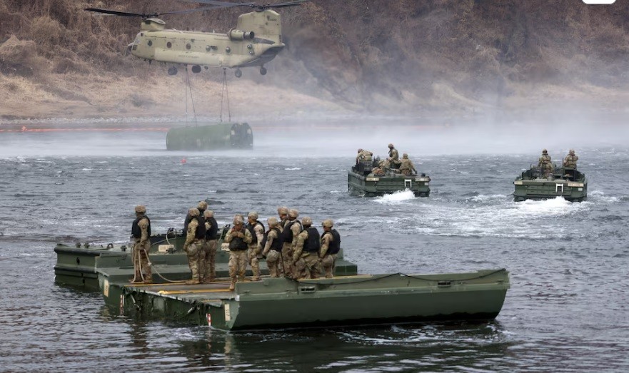 এবার মাঠে উত্তর কোরিয়া, ছুড়ল ১০ ব্যালিস্টিক ক্ষেপণাস্ত্র 