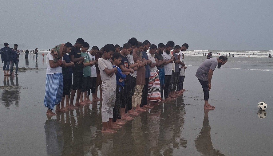 উত্তাল সমুদ্রসৈকতে পর্যটকদের জামাতে নামাজ আদায়