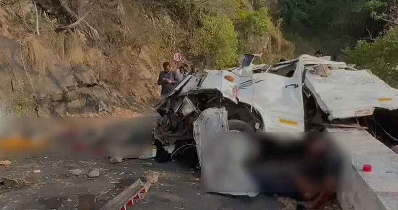 পর্যটকবাহী গাড়ি খাদে, নিহত ৯