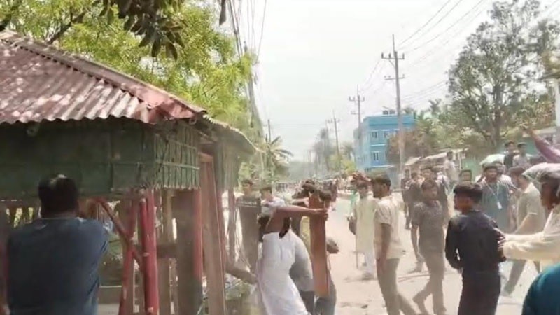 ঈশ্বরদী সরকারি কলেজে ছাত্রদল-ছাত্রশিবির সংঘর্ষে আহত ১০
