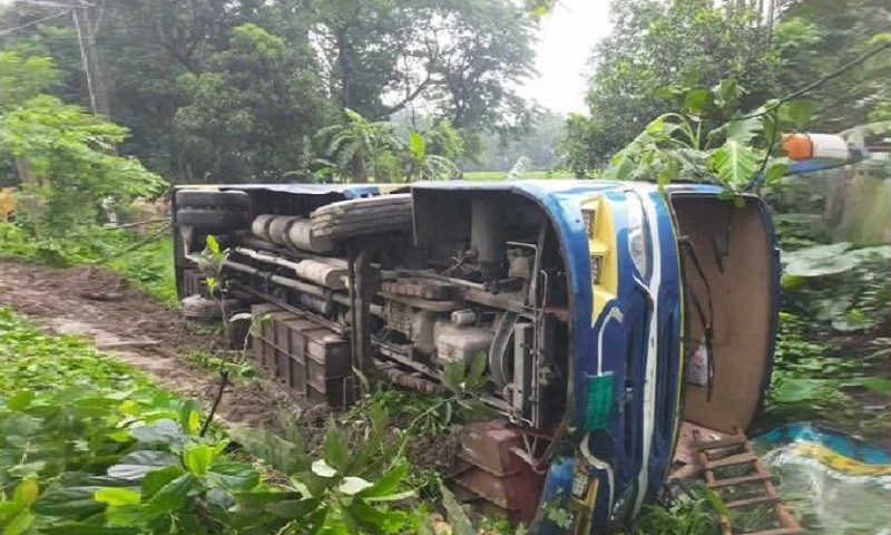 কিশোরগঞ্জে স্কুলছাত্রীকে বাঁচাতে গিয়ে বাস উল্টে শিশুসহ আহত ২০