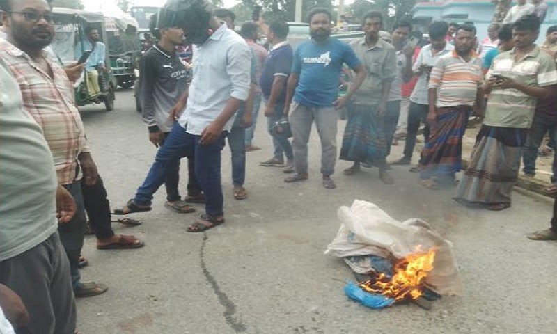 ঈশ্বরগঞ্জে পেট্রোলের দাবিতে মহাসড়ক অবরোধ