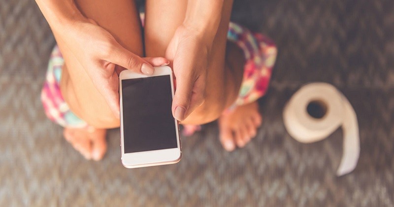 টয়লেটে বসে ফোনে স্ক্রল করেন? জেনে নিন শরীরের কী ক্ষতি করছেন