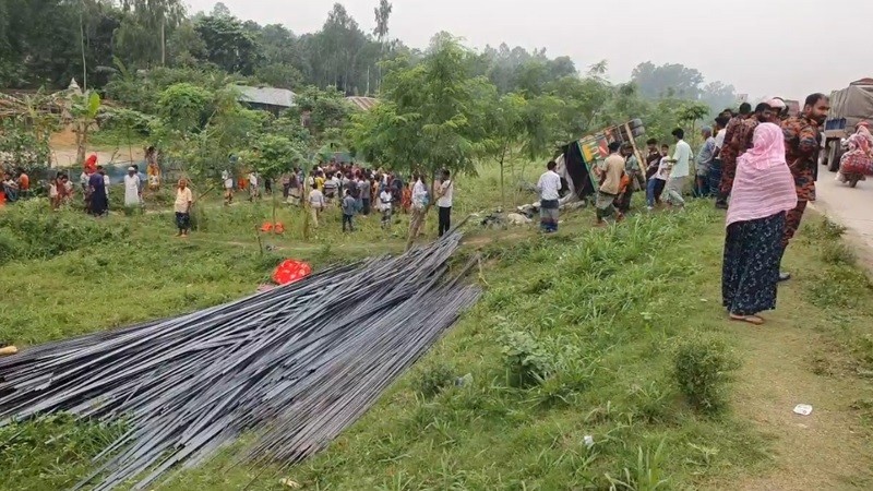 ট্রাক উল্টে নিহত ১৫ জনের মধ্যে ১৩ জনের পরিচয় পাওয়া গেছে