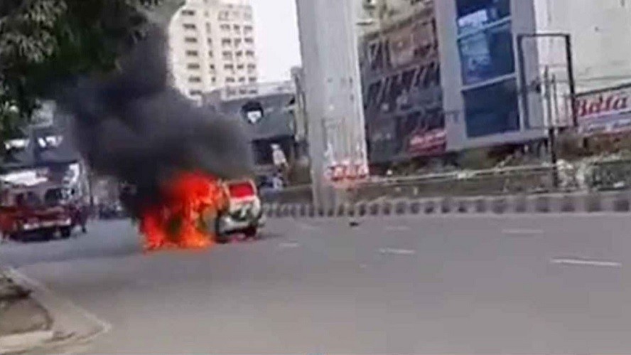 রাজধানীর ফার্মগেটে চলন্ত মাইক্রোবাসে আগুন