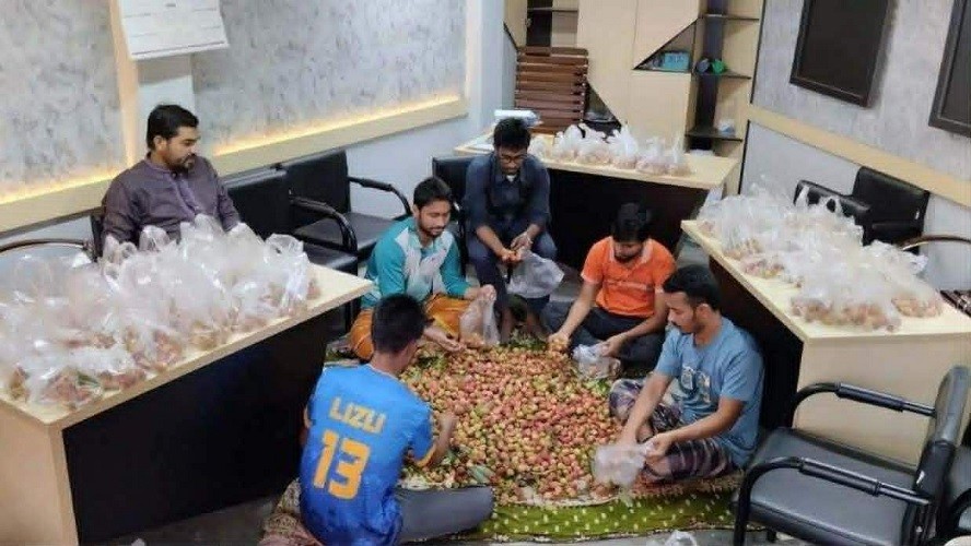 রাবিতে লিচু রুমে রুমে পৌঁছে দিলেন হল সংসদের নেতারা