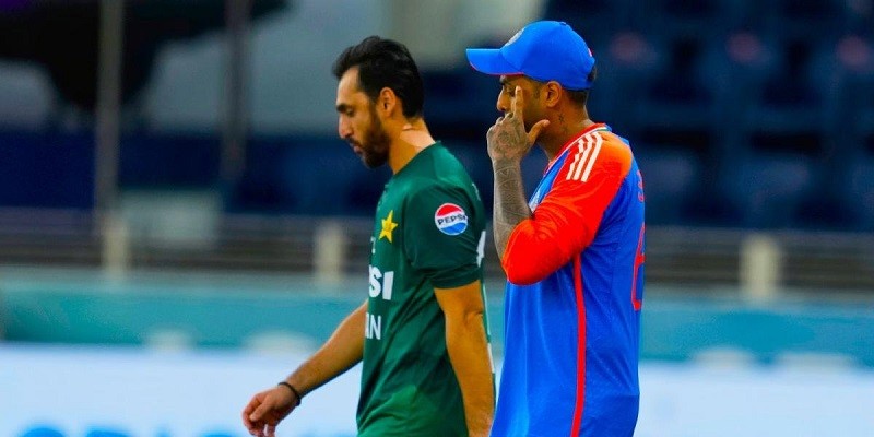 ‘হ্যান্ডশেক’ বিতর্কে পাকিস্তান অধিনায়কের বিস্ফোরক তথ্য