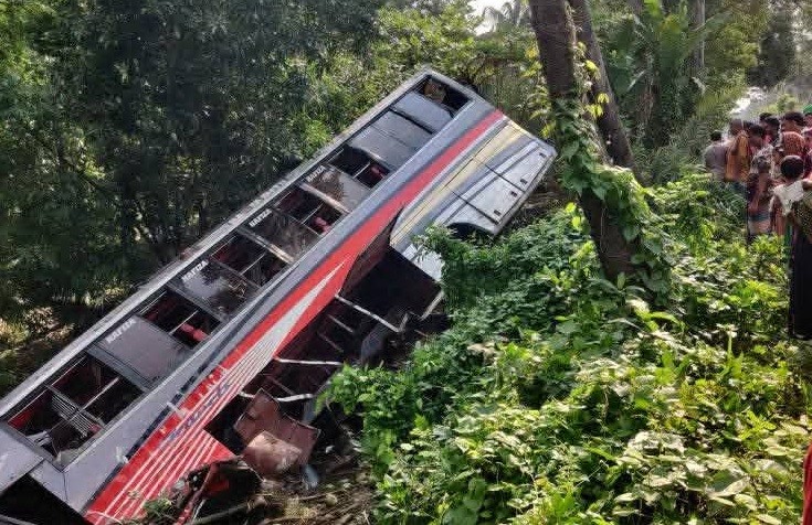 বাউফ‌লে বাস উল্টে খা‌দে, নিহত ১