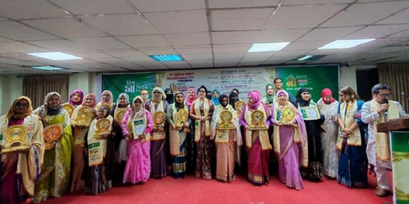 উত্তরা পাবলিক লাইব্রেরি রত্নগর্ভা সম্মাননা পেলেন ৩১ মা