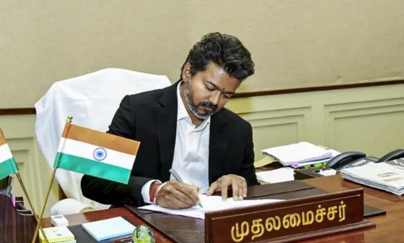 মুখ্যমন্ত্রীর চেয়ারে বসেই মদের দোকান বন্ধের নির্দেশ বিজয়ের