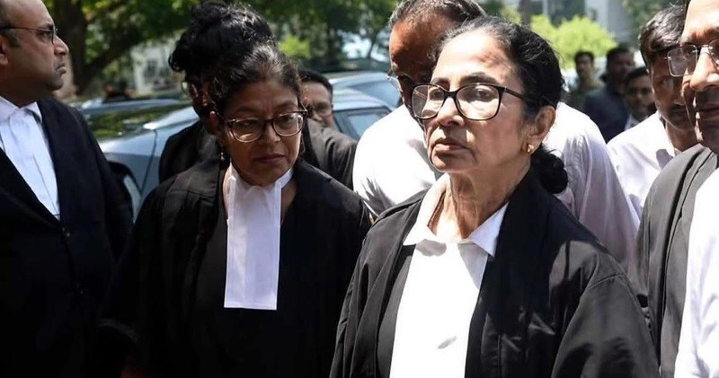 হঠাৎ আইনজীবীর পোশাকে হাইকোর্টে মমতা, জানা গেল কারণ