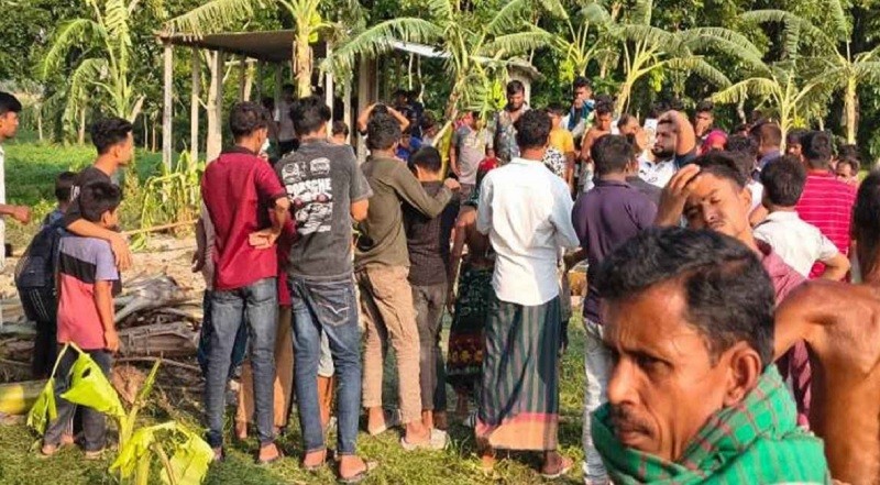 দুর্গন্ধের উৎস খুঁজতে গিয়ে মিললো মা-মেয়ের লাশ