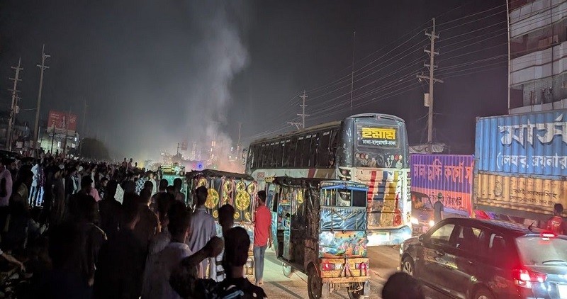 ব্যবসায়ীদের ধাওয়া খেয়ে পালালেন ইউএনও, আহত গানম্যান