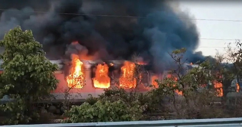 ভারতের রাজধানী এক্সপ্রেস ট্রেনে ভয়াবহ আগুন
