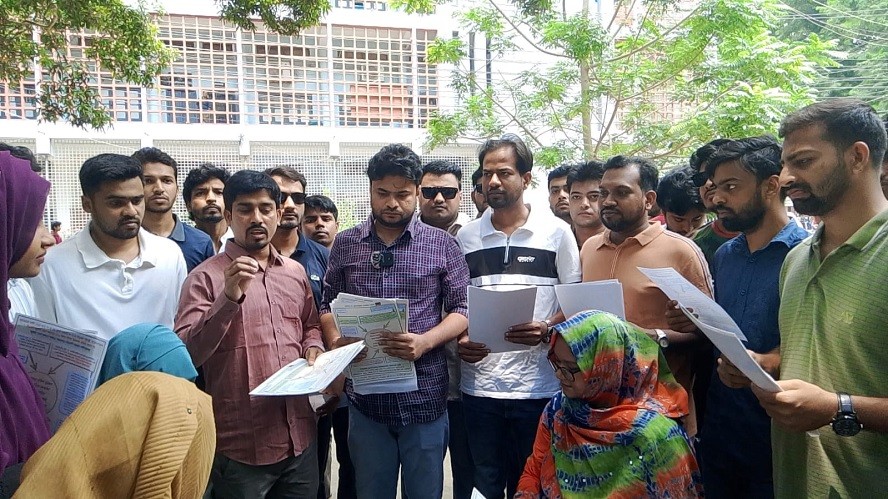 জুলাই সনদ নিয়ে অপপ্রচারের প্রতিবাদে রাবি ছাত্রদলের লিফলেট বিতরণ