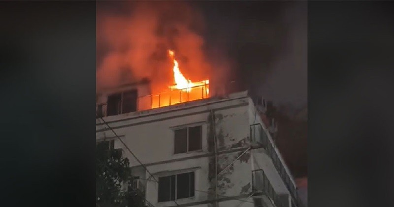 রাজধানীর বহুতল ভবনে আগুন, নিয়ন্ত্রণে কাজ করছে ফায়ার সার্ভিস