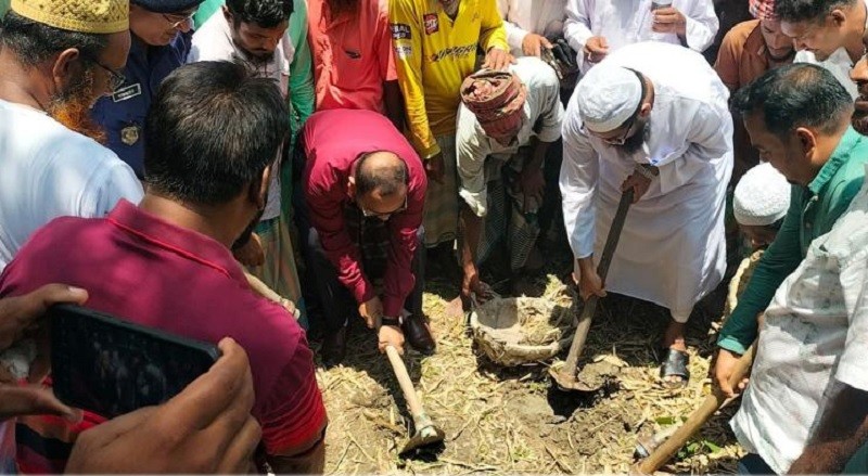 আমতলীতে খাল খনন কাজের উদ্ধোধন