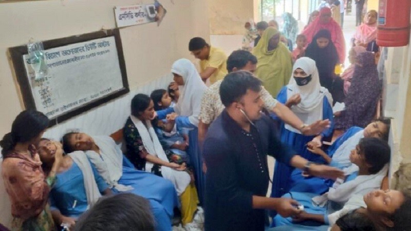 বিষাক্ত কেমিক্যালের গন্ধে অর্ধশতাধিক শিক্ষার্থী অসুস্থ, হাসপাতালে ভর্তি