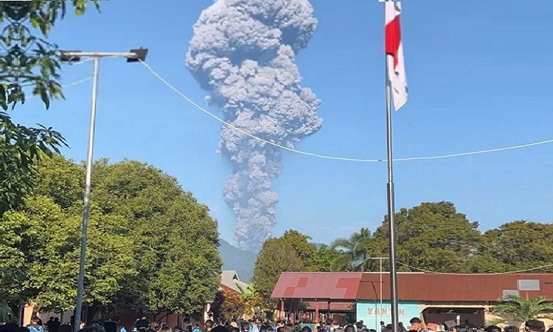 ইন্দোনেশিয়ায় আগ্নেয়গিরির অগ্নুৎপাতে নিহত ৩, নিখোঁজ ২০
