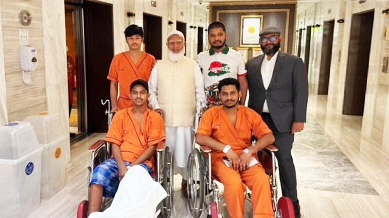 ব্যাংককে আহত জুলাই যোদ্ধাদের দেখতে হাসপাতালে জামায়াত আমির