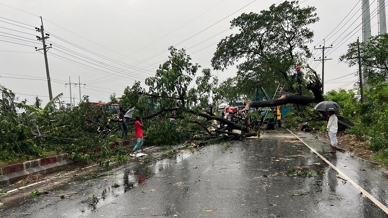 ধেয়ে আসছে ঘূর্ণিঝড়, তীব্র কালবৈশাখী ঝড়সহ বজ্র-শিলাবৃষ্টির আশঙ্কা