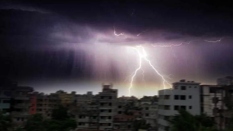 রাতেই রাজধানীসহ ১৫ জেলায় ধেয়ে আসছে কালবৈশাখী