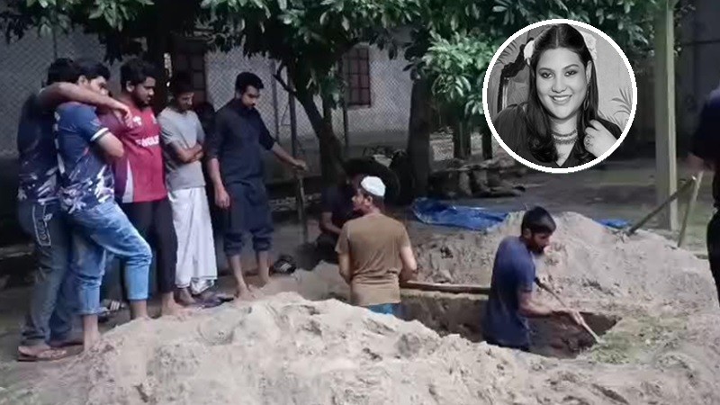 নানার বাড়িতে কারিনার দাফন সম্পন্ন