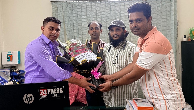 বিডি২৪লাইভের ১৬ বছরে পদার্পণ: ‘প্রতিদিনের কাগজ’-এর ফুলেল শুভেচ্ছা