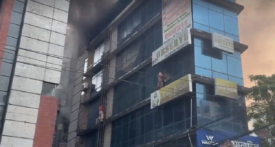 রাজধানীতে বহুতল ভবনে অগ্নিকাণ্ড