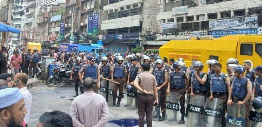 ইসলামী ব্যাংক কার্যালয়ের সামনে বিক্ষোভ, পুলিশের লাঠিচার্জ-জলকামান