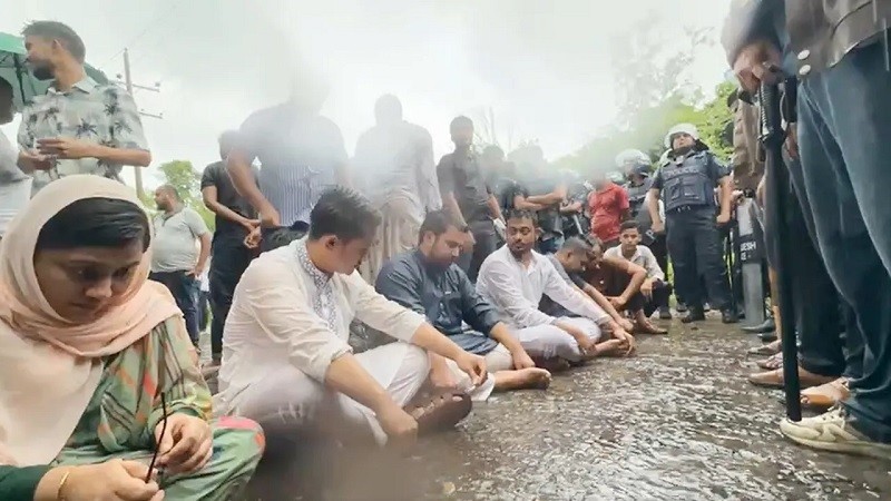 বৃষ্টিতে ভিজেও রাস্তায় অবস্থান এনসিপি নেতাদের