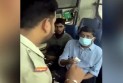 যাত্রীবেশে বাসে মন্ত্রী, ভাংতি না থাকায় নামিয়ে দিলেন কন্ডাক্টর